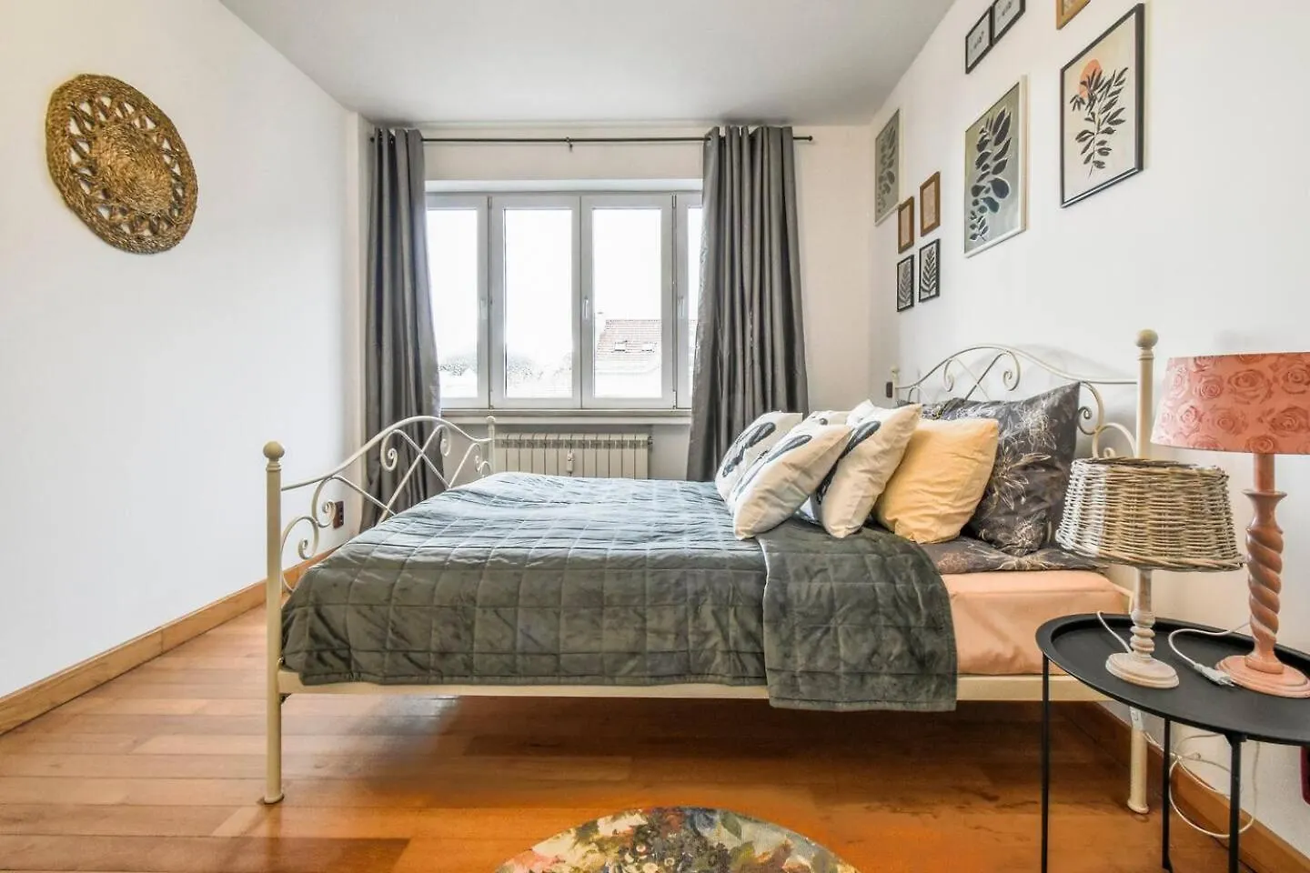 Fully Equipped Vitoshka Area Spacious Metro Sofia 0*,